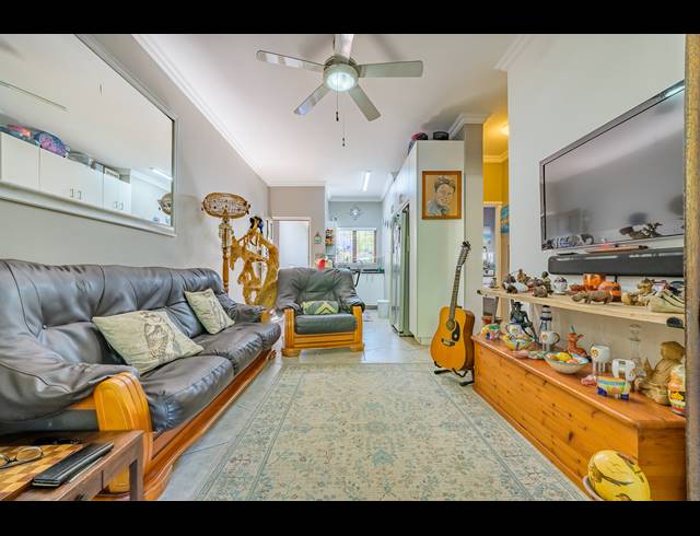 2 BEDROOM APARTMENT FOR SALE IN SHEFFIELD BEACH